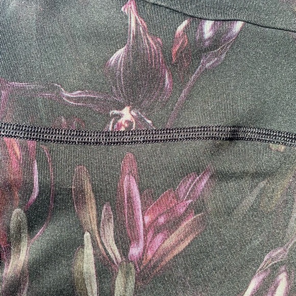 Lululemon Scoop Neck Tank in Midnight Iris/black - Picture 6 of 6